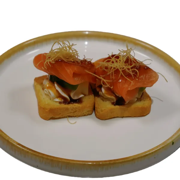 Pan tostado con Philadelphia, salmón, aguacate, salsa teriyaki, pasta kataifi （2U）