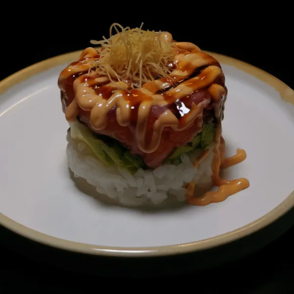 Tartar de salmón, atún, aguacate, teriyaki, mayonesa picante, kataifi  (1u)