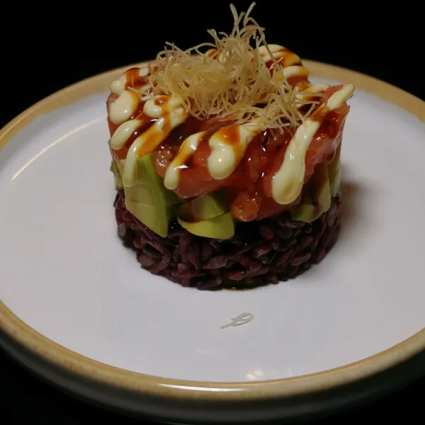 Tartar de arroz venere salmón, aguacate, mayonesa, teriyaki, kataifi (1u)