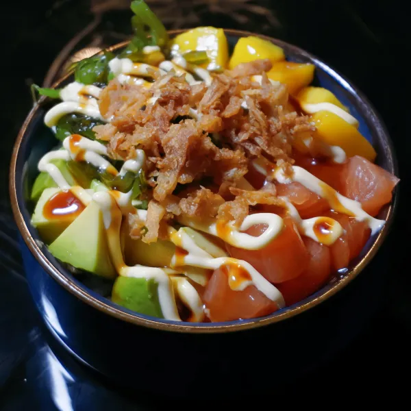 Poke de Salmón, mango, aguacate, wakame, salsa mayonesa, teriyaki,cebolla