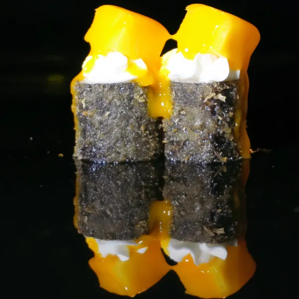 Salmón, queso Philadelphia, mango, salsa de mango (6u)