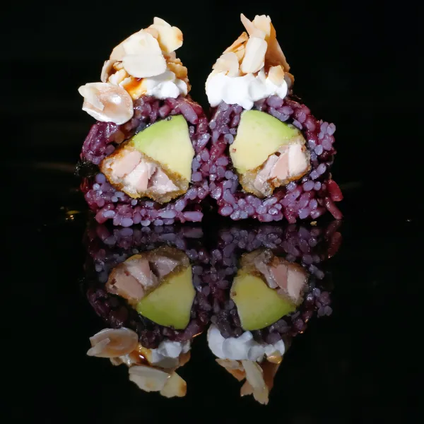 Arroz venere salmón frito,Philadelphia, almendras,teriyaki  (4u)