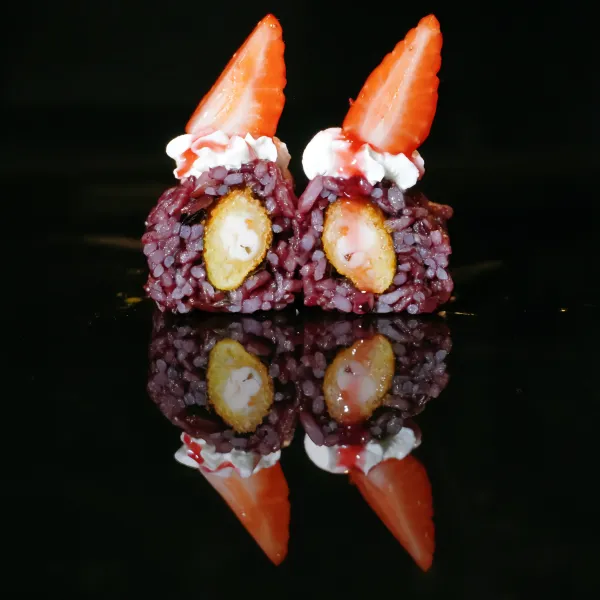 Arroz venere langostinos tempura, Philadelphia, fresa, salsa de fresa (4u)