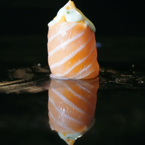 GUNKA Salmón, atún picante, salsa de albahaca (2u)